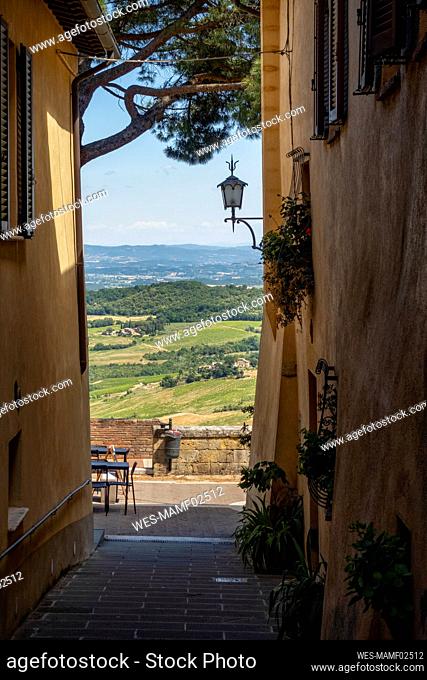 Italy, Tuscany, Montepulciano, Chiana Valley seen from narrow alley