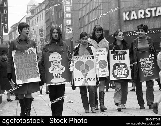 The Easter March 1969, here in Essen on 5. 4. 1969, with the central demands for peace in Vietnam and the removal of the military junta in Greece, Germany