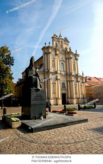 A statue stands tall in front of an ancient church in the Stare Miasto neighbourhood of Warsaw, Poland, 11 October 2014. Photo: Thomas Eisenhuth/dpa | usage...