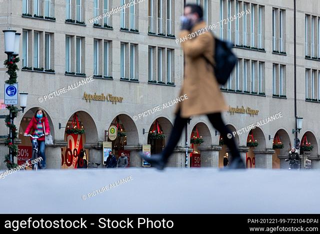 21 December 2020, North Rhine-Westphalia, Münster: A man walks across the Prinzipalmarkt. Photo: Rolf Vennenbernd/dpa. - Münster/North Rhine-Westphalia/Germany