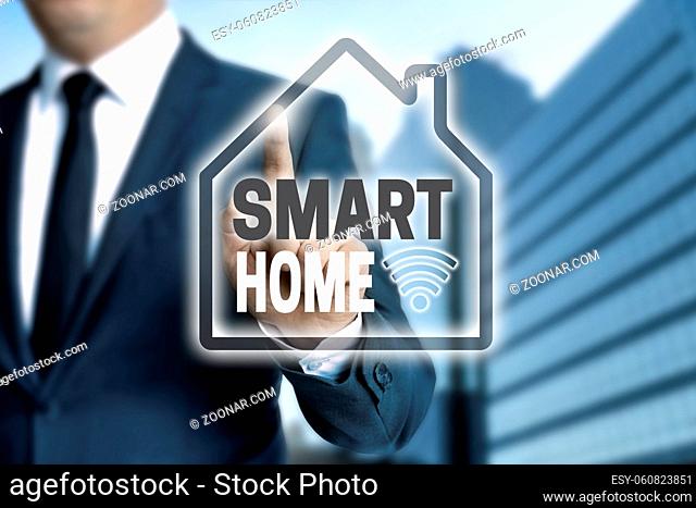 Smart Home touchscreen wird von geschäftsmann bedient