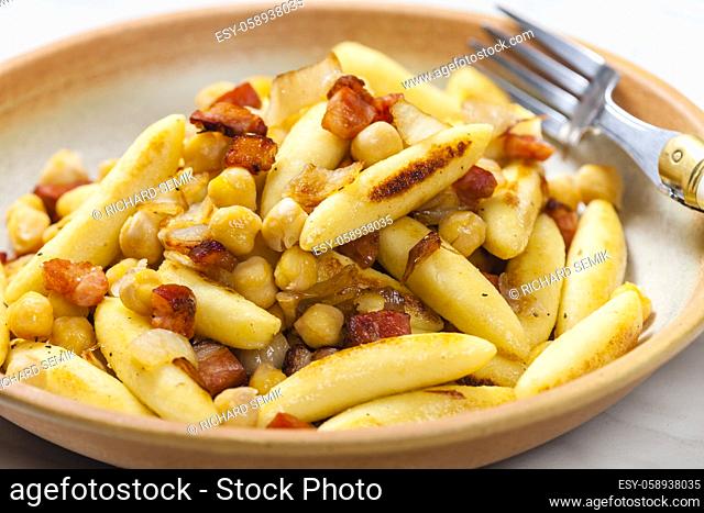 schupfnudel with bacon, onion and chick peas