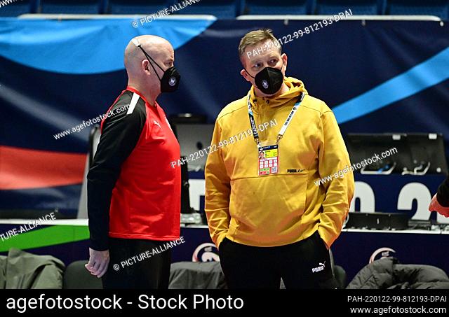 dpatop - 22 January 2022, Slovakia, Bratislava: Handball: European Championship, Germany training. Team doctor Philip Lübke (l) and head coach Alfred Gislason...