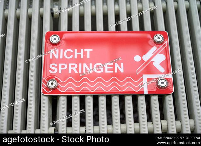 PRODUCTION - 13 April 2022, Mecklenburg-Western Pomerania, Greifswald: A ""Do not jump"" sign stands at the edge of a pool at the Greifswald leisure pool