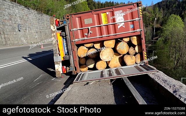 Der verunfallte LKW mit Baumstämmen -  LKW- und Bahnunfall auf der Bundesstraße B31 im Höllental bei Hinterzarten. Ein französischer LKW mit Holzstämmen beladen...
