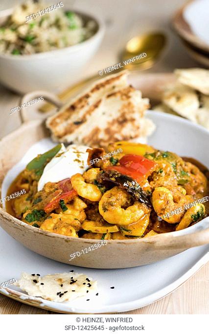 Shrimp curry with paprika and flatbread