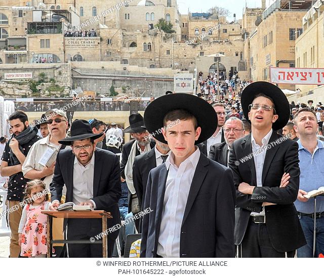 Jews gathering and praying at the Western Wall inside the Old City in Jerusalem., April 3, 2018 | usage worldwide. - Jerusalem/Israel