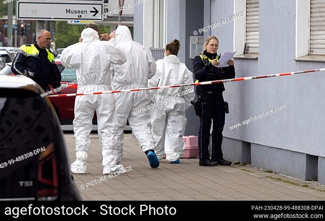 28 April 2023, North Rhine-Westphalia, Duisburg: Officers of the forensic department walk a house in Duisburg. A 53-year-old woman suffered life-threatening...