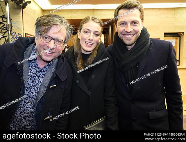 25 November 2021, Hamburg: Author Martin Lingnau, (l-r), Tessa Aust, Managing Director of the Schmidt Theater, and Hannes Vater attend the premiere of Varietes...