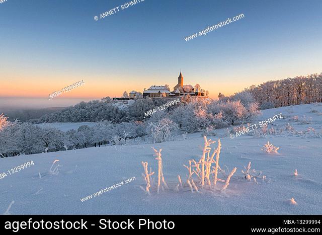 Sunrise at the Leuchtenburg in winter