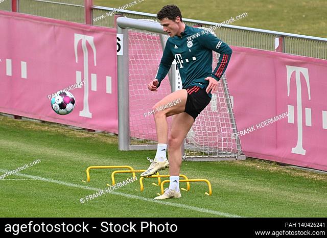 Benjamin PAVARD (FC Bayern Munich) after surviving corona infection on the pitch, action. Training on Saebener Strasse on March 4th, 2021 Soccer 1st Bundesliga