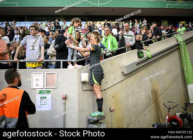 Alexandra POPP (WOB) is standing on a wastebasket after the game and is holding a little girl, DFB Pokal women's final 2023