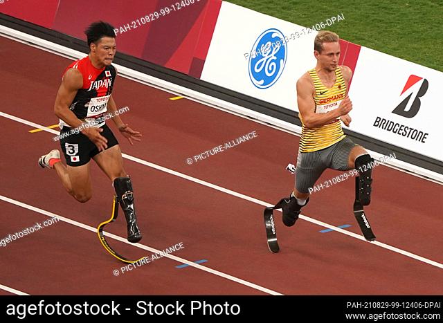 29 August 2021, Japan, Tokio: Paralympics: Athletics, men's 100m, 1st round, 1st group, at the Olympic Stadium. Johannes Floors from Germany (r) and Kengo...