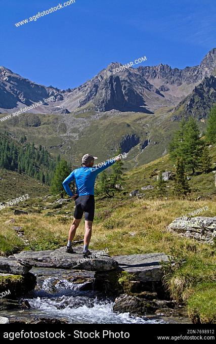 Bergwanderer im Ötztal zeigt auf den Gipfel den er noch heute erreichen will