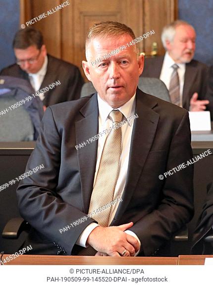09 May 2019, Mecklenburg-Western Pomerania, Schwerin: At the start of the trial for subsidy fraud, Norwegian entrepreneur Harald Lökkevik sits in the courtroom...