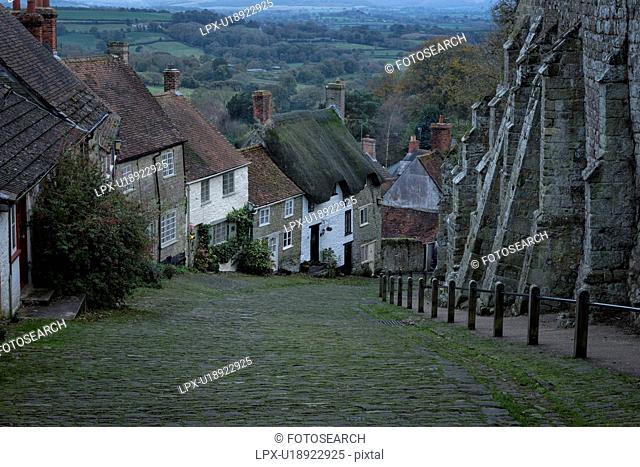 Iconic Gold Hill thatched cottages, Shaftesbury, England