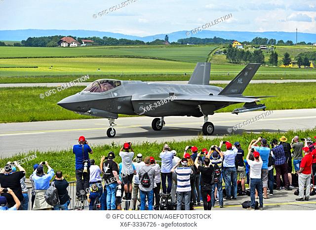 Spotters welcoming the all-weather stealth multirole fighter Lockheed Martin F-35A Lightning II of the US Air Force on the Payerne military airfield in the...