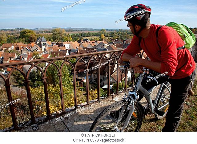 CYCLISTS ON THE MENETREOL-SOUS-SANCERRE VIADUCT WITH A PANoRAMA OF THE VILLAGE, THE 'LOIRE A VELO' CYCLING ITINERARY, CHER 18, FRANCE