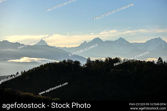 20 September 2023, Switzerland, Bern: The sun rises over the panorama of the Bernese Alps with the peaks of the Eiger (M)