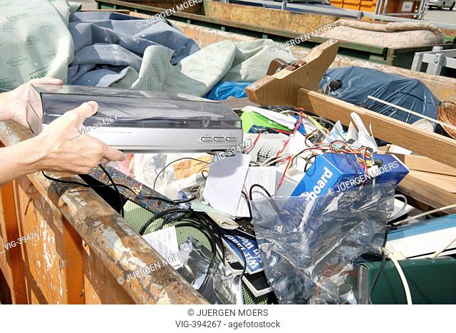 01.09.2006, Germany, North Rhine-Westphalia, Dorsten: Woman throws electronics equipment into a collector on the valuable material yard of the disposal...