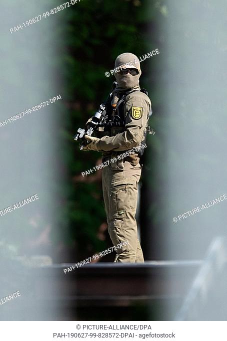 27 June 2019, Baden-Wuerttemberg, Karlsruhe: An armed policeman stands on the grounds of the Federal Court of Justice. In the Lübcke murder case