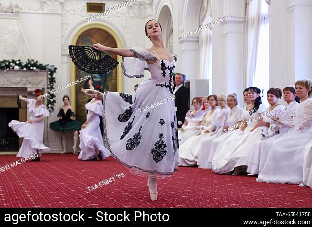 RUSSIA, YALTA - 17 de diciembre de 2023: Una bailarina realiza durante una tradicional bola blanca marcando el Día de San Nicolás en el Palacio de Livadia