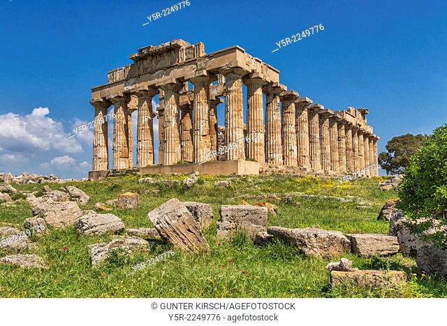 The Temple of Hera, Tempio di Hera, was built about 470 to 450 BC. The temple belongs to the archaeological sites of Selinunte