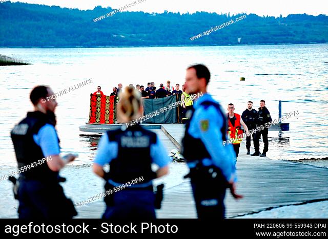 05 June 2022, Saxony, Görlitz: Police officers stand at the Berzdorfer See near Görlitz, Gemarktung Schönau-berzdorf, at the Blue Lagoon