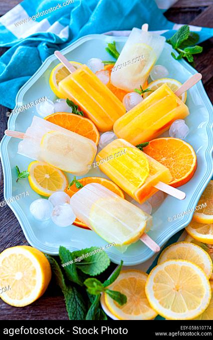 Hausgemachte Eis am Stiel mit frischen Orangen und Zitronen