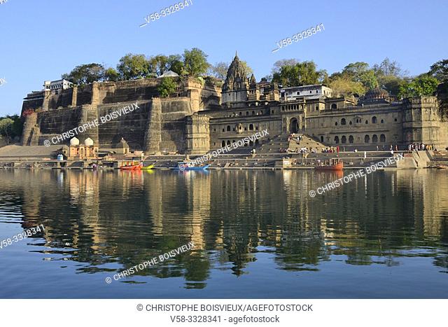 India, Madhya Pradesh, Maheshwar, Ahilya fort and Narmada river