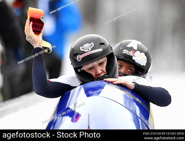 24 January 2021, Bavaria, Schönau Am Königssee: Bobsleigh: World Cup, two-man bobsleigh, women. The us bobsledders Kaillie Humphries and Lauren Gibbs cross the...