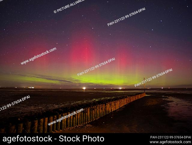 22 November 2023, Lower Saxony, Wangerland: Northern lights shine over the beach at Hooksiel in the district of Friesland. Photo: Markus Hibbeler/dpa