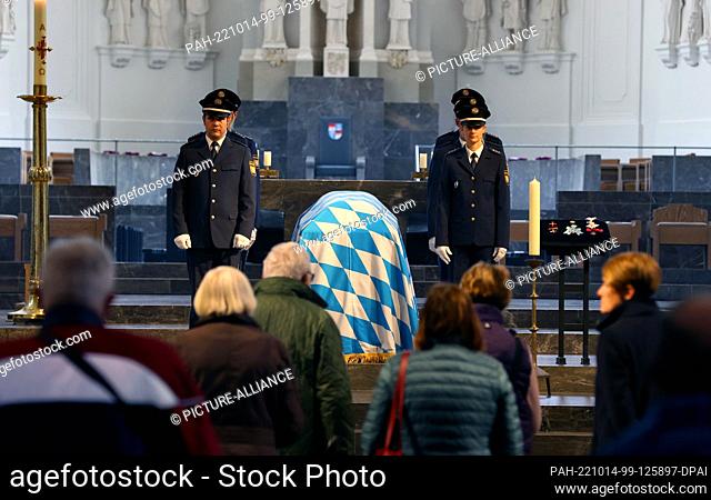 14 October 2022, Bavaria, Würzburg: Police officers stand in the cathedral next to the laid-out coffin of former Bavarian state parliament president Barbara...