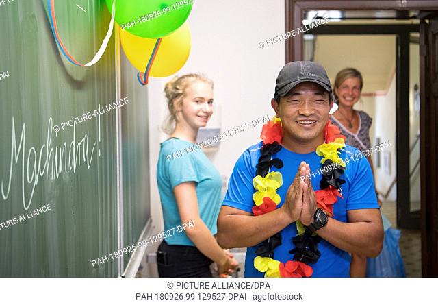 15 August 2018, Saxony, Görlitz: Machhindra Rai, a guest from the village of Pelmang in Nepal, enters a classroom before a meeting with students from the...