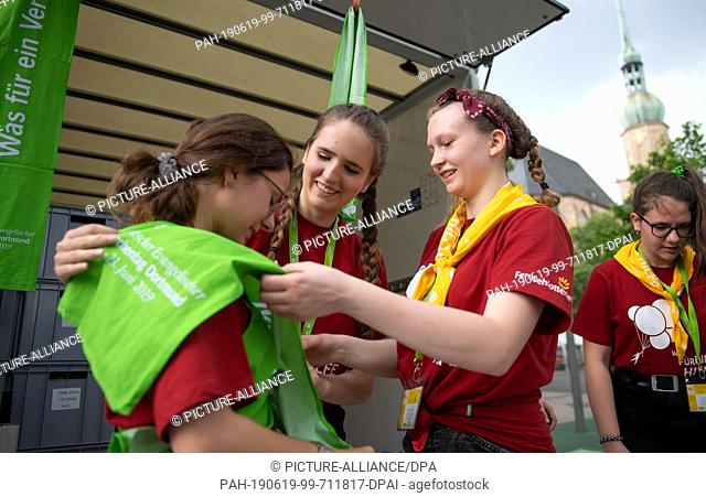 19 June 2019, North Rhine-Westphalia, Dortmund: Schoolgirls of the tenth and eleventh grade from Menden, who help with the dispensing of dishes from a truck