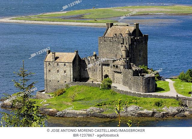 Eilean Donan castle and Loch Duich, Highlands Region, Scotland, United Kingdom, Europe