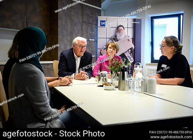 21 July 2023, Berlin: German President Frank-Walter Steinmeier (2nd from left) and his wife Elke Büdenbender (2nd from right) chat with staff members during a...