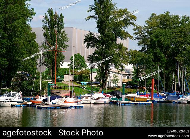 Ein Segelboothafen mit Segelbooten in einem Binnenhafen am Fluss Rhein