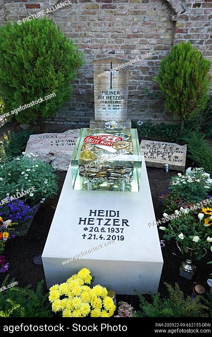 21 September 2020, Berlin: View of the grave of the racing driver Heidi Hetzer at the cemetery in Gladow. More than a year after her death