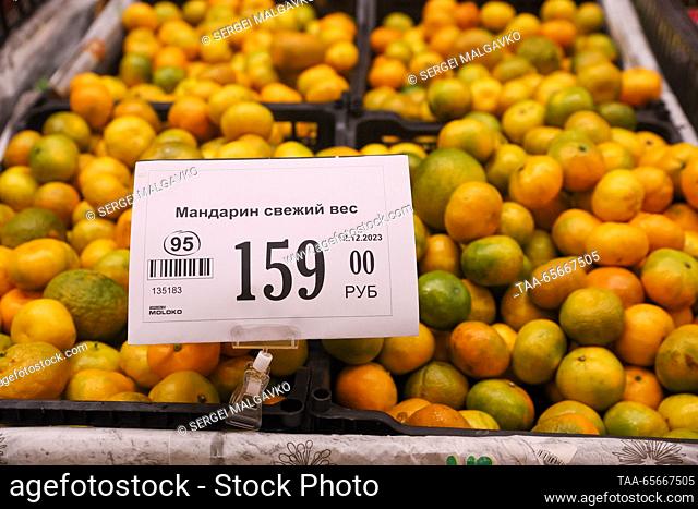 RUSSIA, SIMFEROPOL - DECEMBER 12, 2023: Tangerines on display in the 7M Beztsen superstore during the Christmas season. Sergei Malgavko/TASS