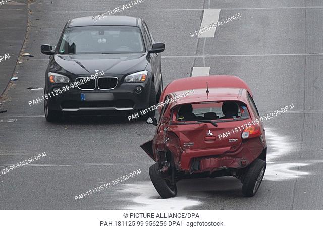 25 November 2018, Berlin: Damaged vehicles are parked after an accident on the city highway A100, shortly before the tunnel at Innsbrucker Platz