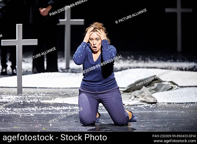 08 March 2023, Hamburg: Singer Elena Guseva performs as Suor Angelica with chorus members in the one-act "" Suor Angelica"" at the photo rehearsal of ""Il...