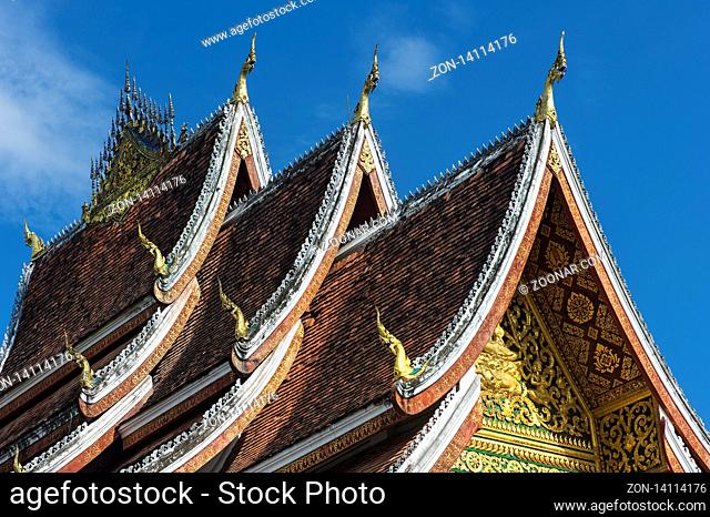 Pagodendach mit stylisiertem Naga-Schlangen Dachschmuck, Haw Pha Bang (auch genannt Wat Ho Pha Bang), Königlichen Palastmuseums im traditionellen Laos Stil...