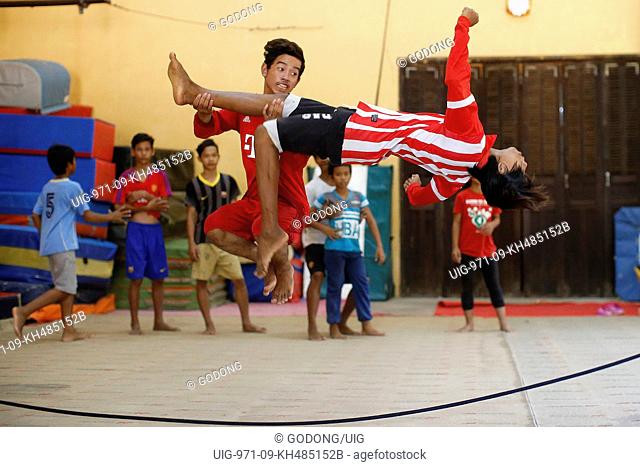 Phare Ponleu Selpak circus school