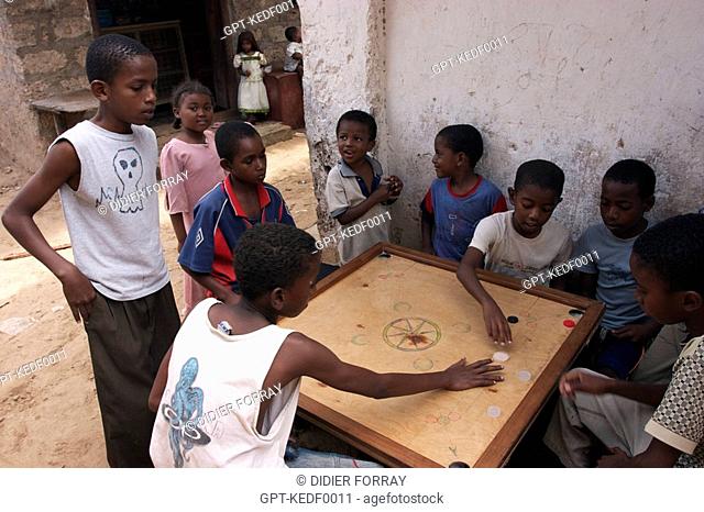 SCHOOLCHILDREN PLAYING IN A STREET IN LAMU, LAMU ISLAND, KENYA, AFRICA