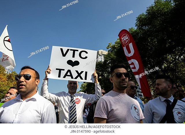 Hundreds of drivers of VTC vehicles have demonstrated on Paseo de la Castellana to demand that the government avoid reducing licenses and the consequent loss of...