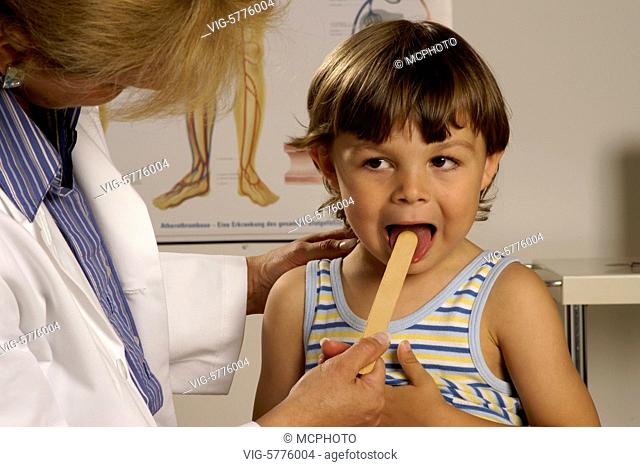 Eine Kinderaerztin untersucht einem kleinen Jungen, MR, 2007| A child lady doctor examined a little boy - Hamburg, Hamburg, Germany, 27/07/2007