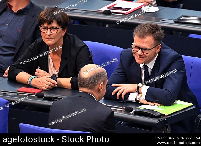 26 October 2021, Berlin: Olaf Scholz (SPD, lm, Federal Chancellor candidate, talks with Carsten Schneider (SPD) and Saskia Esken, Federal Chairwoman of the SPD