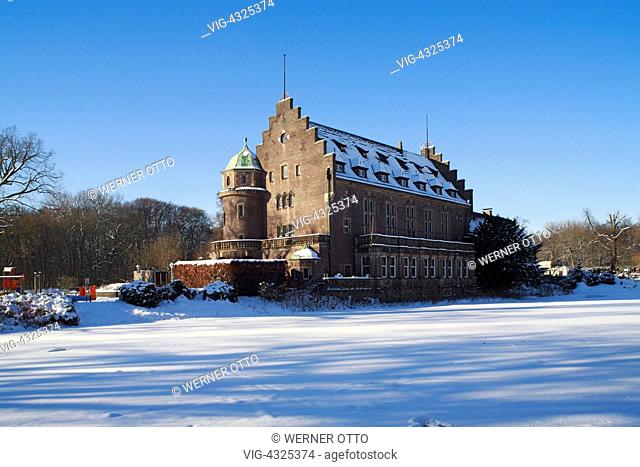D-Gladbeck, Ruhr area, North Rhine-Westphalia, Wittringen Castle, water castle, renaissance, winter, snow, lake, frozen over, surface of ice - Gladbeck