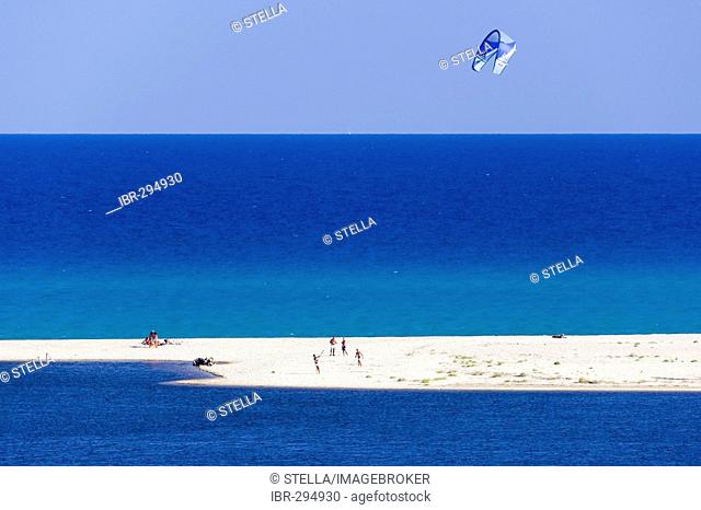 Practices in kite surfing, Marina di Orosei, province Nuoro, Sardinia, Italy